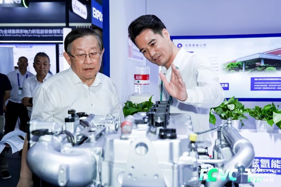 中国科协主席万钢考察玉柴氢能产品