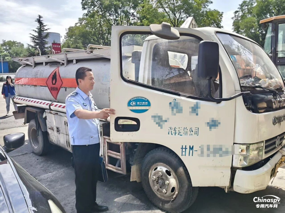 甘肃公安交警9小时查获报废危化品油罐车