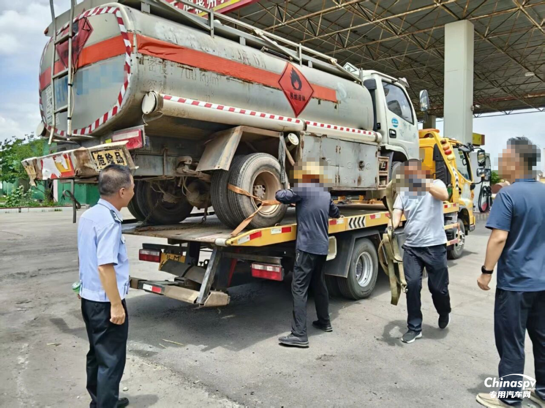甘肃公安交警9小时查获报废危化品油罐车