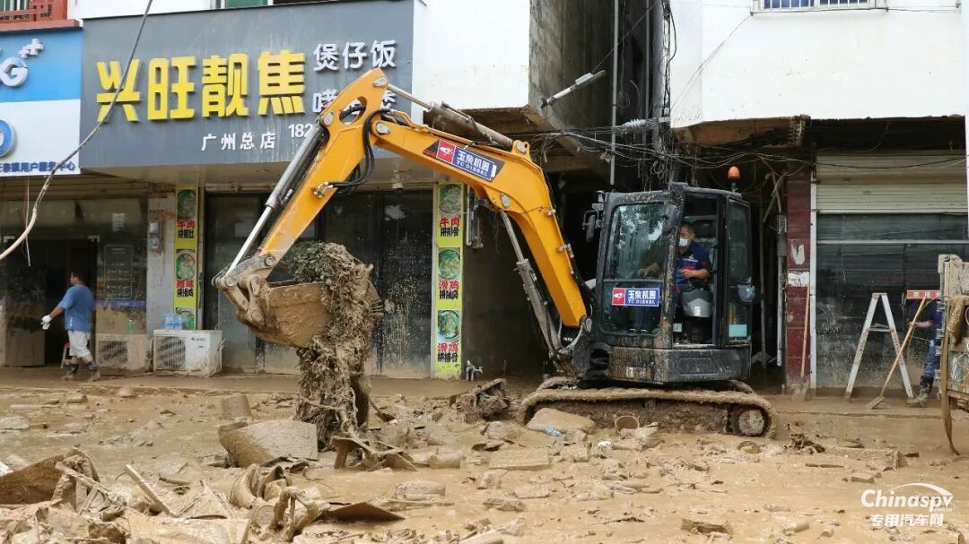 玉柴集团党委闻汛而动，组织党员驰援横州灾后重建