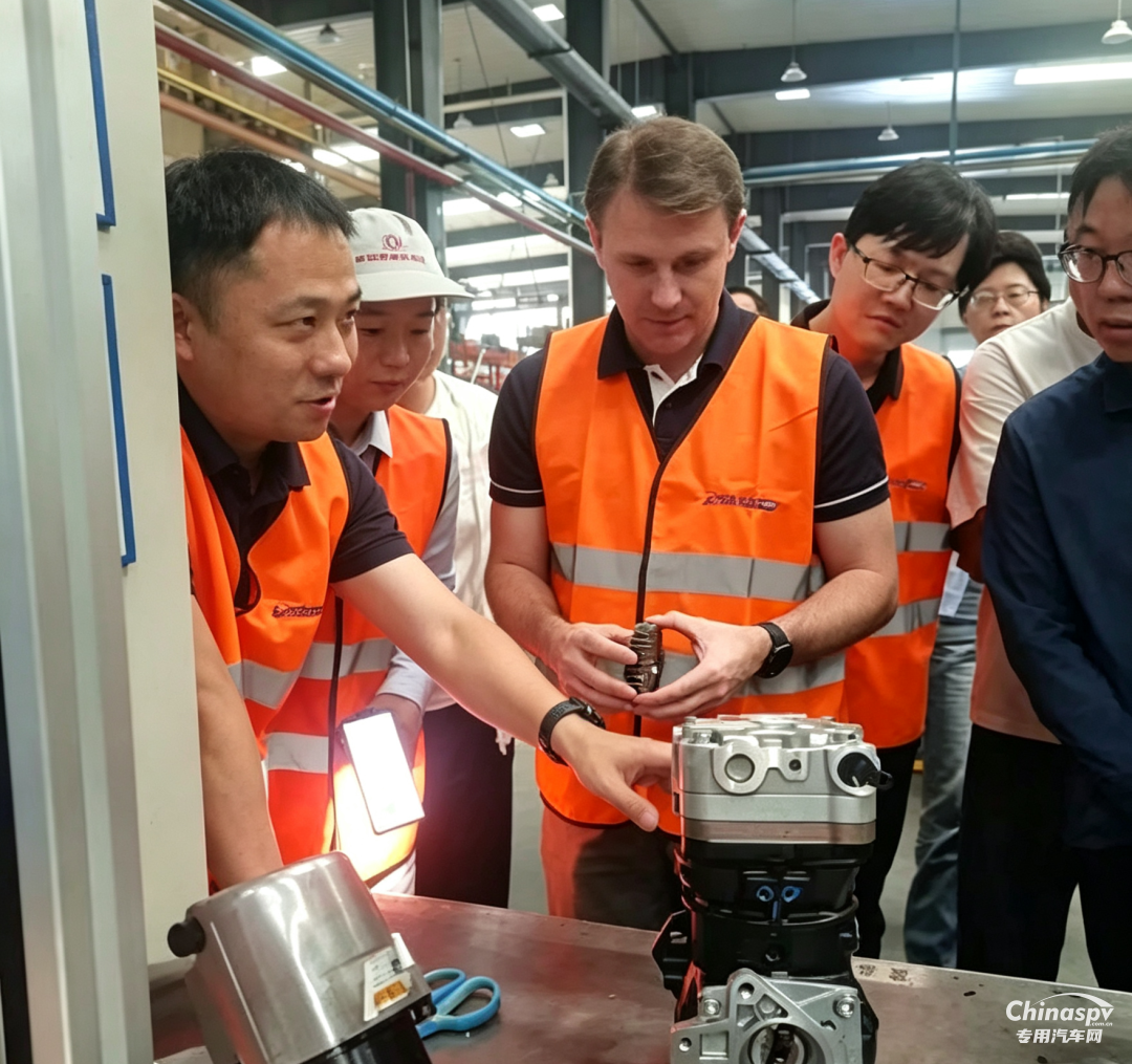 东康 D6.7N 燃气动力垃圾车助力当地环卫作业低碳升级