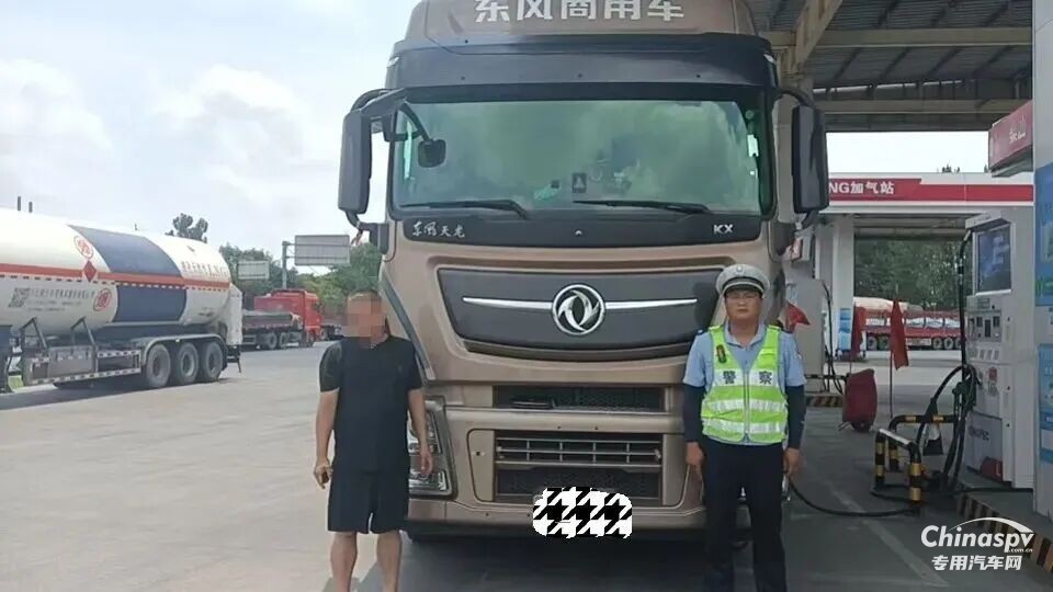 河南查处一未悬挂危险标志烟花爆竹车辆