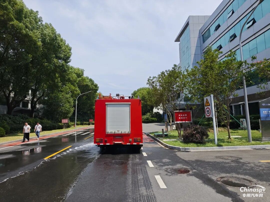 连日来，无锡持续遭遇高温天气，市气象台密集发布高温橙色、黄色预警，防暑降温、安全生产面临严峻考验。解放动力总成事业部广大一线员工迎难而上、坚守岗位，战高温、斗酷暑，全力以赴保生产。