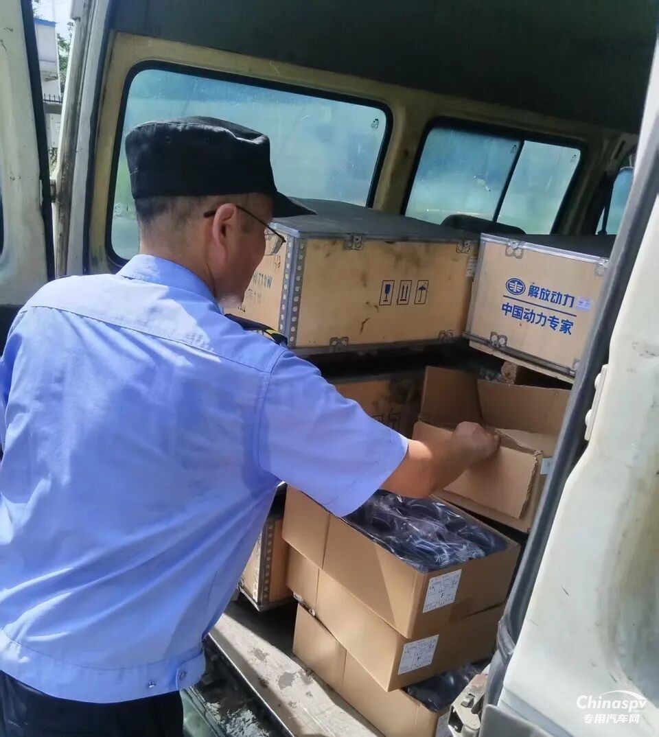 连日来，无锡持续遭遇高温天气，市气象台密集发布高温橙色、黄色预警，防暑降温、安全生产面临严峻考验。解放动力总成事业部广大一线员工迎难而上、坚守岗位，战高温、斗酷暑，全力以赴保生产。