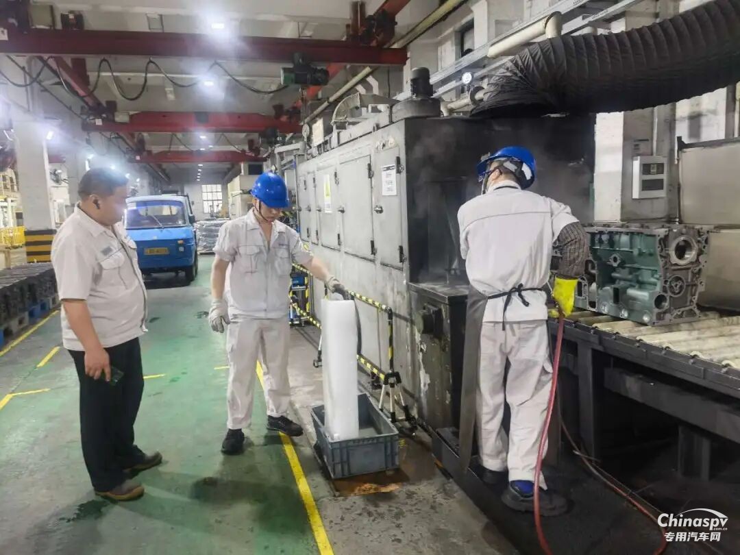 连日来，无锡持续遭遇高温天气，市气象台密集发布高温橙色、黄色预警，防暑降温、安全生产面临严峻考验。解放动力总成事业部广大一线员工迎难而上、坚守岗位，战高温、斗酷暑，全力以赴保生产。
