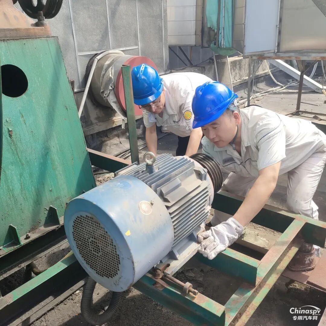 连日来，无锡持续遭遇高温天气，市气象台密集发布高温橙色、黄色预警，防暑降温、安全生产面临严峻考验。解放动力总成事业部广大一线员工迎难而上、坚守岗位，战高温、斗酷暑，全力以赴保生产。