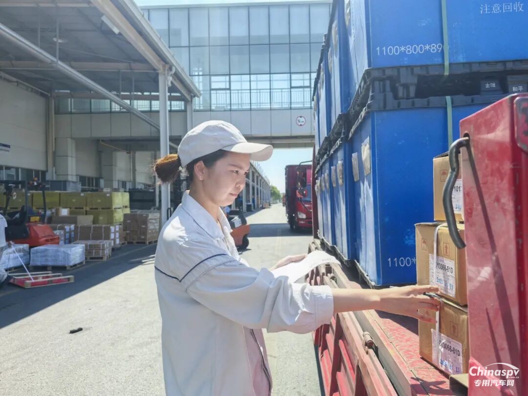 连日来，无锡持续遭遇高温天气，市气象台密集发布高温橙色、黄色预警，防暑降温、安全生产面临严峻考验。解放动力总成事业部广大一线员工迎难而上、坚守岗位，战高温、斗酷暑，全力以赴保生产。