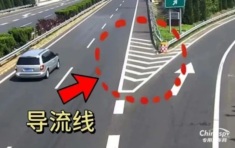 山东曝光一危化品车碾压高速公路导流线