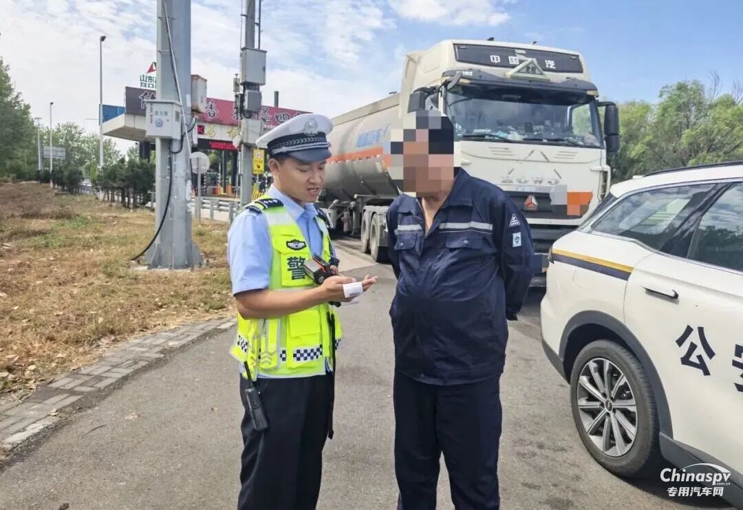 山东曝光一危化品车碾压高速公路导流线