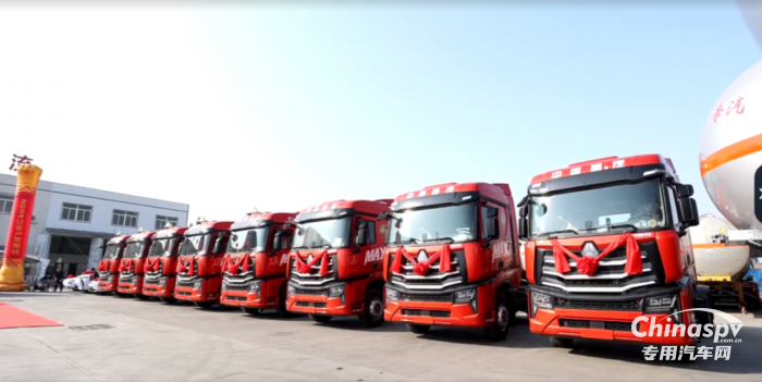 中国重汽豪沃MAX危化品运输车批量交付淄博君诚物流