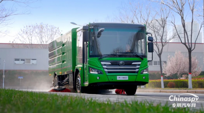 高效作业，安全护航！宇通环卫快速路洗扫车引领行业加速跑！