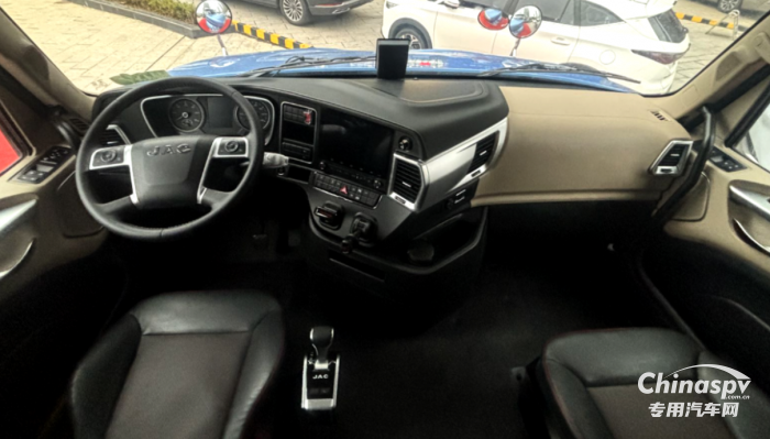 为何江淮跨越V5 6×4牵引车能成为危化品运输的首选？