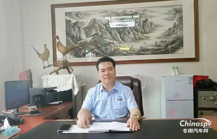 中国重汽豪沃MAX危化品运输车批量交付淄博君诚物流