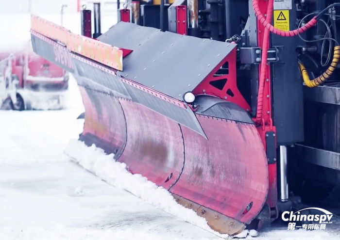 可同时进行多个车道除雪 瑞典除雪车推雪范围宽达8.5米