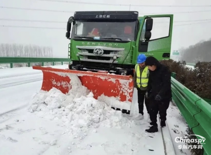 低温雨雪不断 清障刻不容缓，上汽红岩除雪车积极参与道路救援
